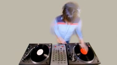 Cool kadın dj pikaplar arkasında