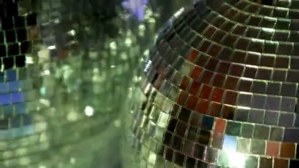 Funky glitterball che gira con modelli di luce — Video Stock