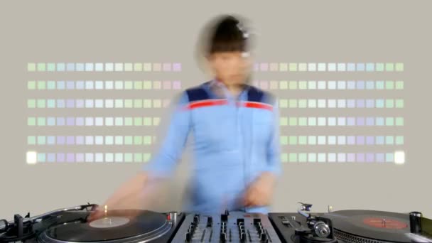 Cool vrouwelijke dj achter de draaitafels — Stockvideo