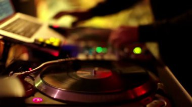 bir barda sahne pikaplar arkasında Cool dj