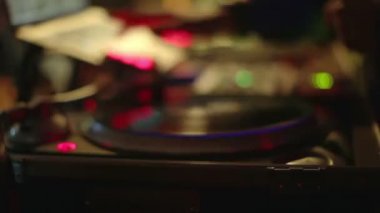 bir barda sahne pikaplar arkasında Cool dj