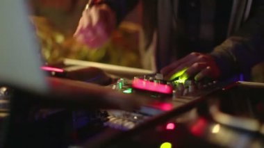 bir barda sahne pikaplar arkasında Cool dj