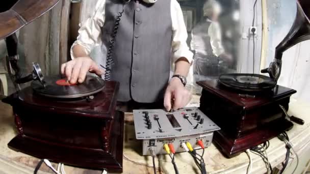 Närbild grödor av en äldre man DJ med grammofoner — Stockvideo
