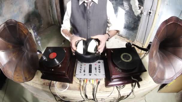 蓄音機とのそれ以上の年齢の男 djing のクローズ アップの作物 — ストック動画