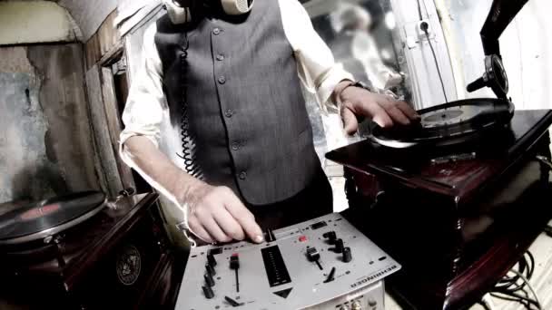 Close-up crops of an older man djing with gramophones — Stock Video
