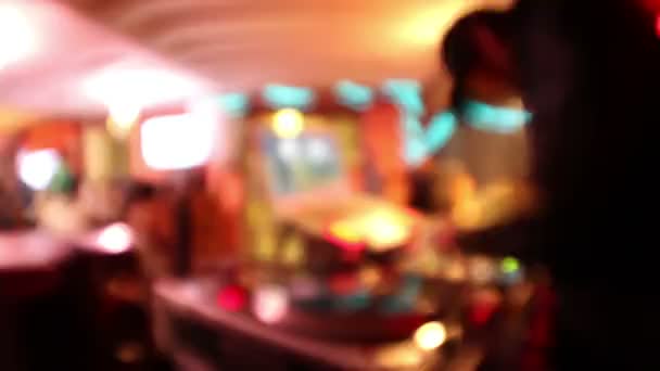 Cool dj detrás de los tocadiscos actuando en un bar — Vídeo de stock