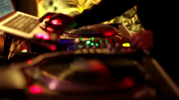 Cool dj derrière les platines tournant dans un bar — Video