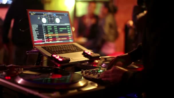 Cool DJ atrás dos gira-discos que se apresentam em um bar — Vídeo de Stock