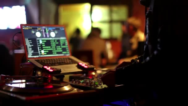 Cool dj derrière les platines tournant dans un bar — Video