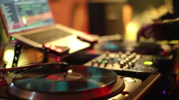 Cool DJ atrás dos gira-discos que se apresentam em um bar — Vídeo de Stock