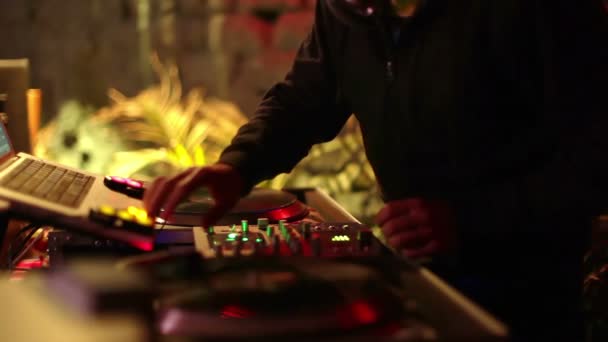 Крутой ди-джей за поворотными столами, выступающий в баре — стоковое видео