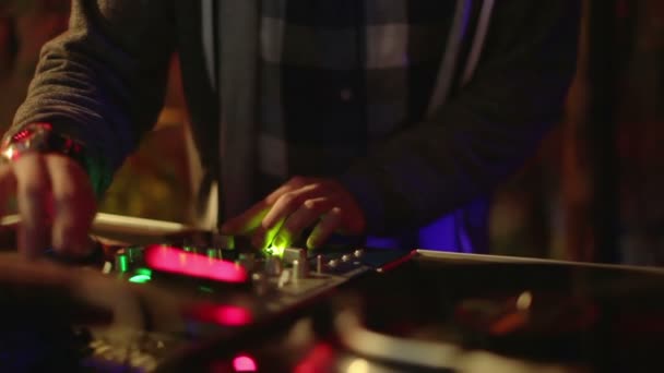 Cool dj mögött a lemezjátszók teljesítő egy bárban — Stock videók