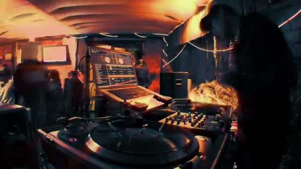 Cool dj dietro i giradischi che si esibiscono in un bar — Video Stock