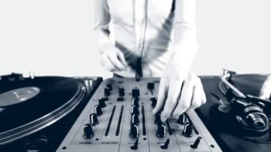 bir kadın dj ve kulüp hala görüntüleri dizisini temaları ile ilgili.