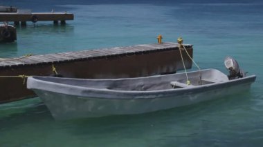 güzel Karayip suda demirli küçük balıkçı teknesi