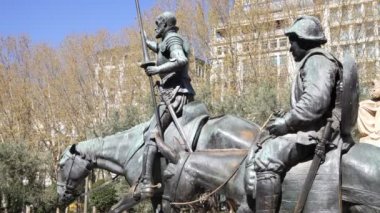 Don Kişot ve sancho panza heykeli