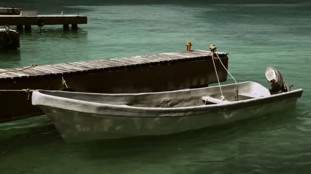 Een kleine vissersboot afgemeerd in prachtige Caribische water — Stockvideo