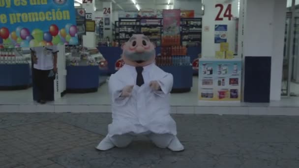 Hombre bailando alrededor en un disfraz de médico de gran tamaño divertido — Vídeo de stock