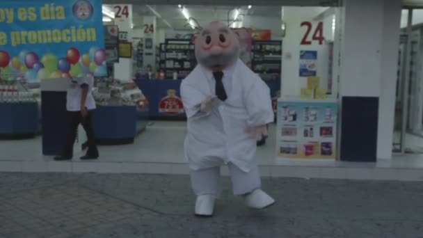 Muž tančí kolem legrační nadrozměrných doktor kostým — Stock video
