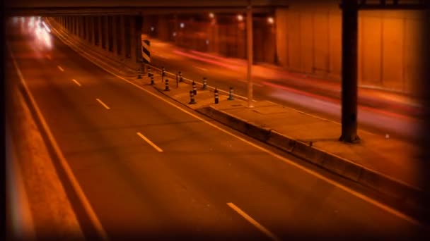 Corrida de tráfego noturno na auto-estrada em cena timelapse — Vídeo de Stock