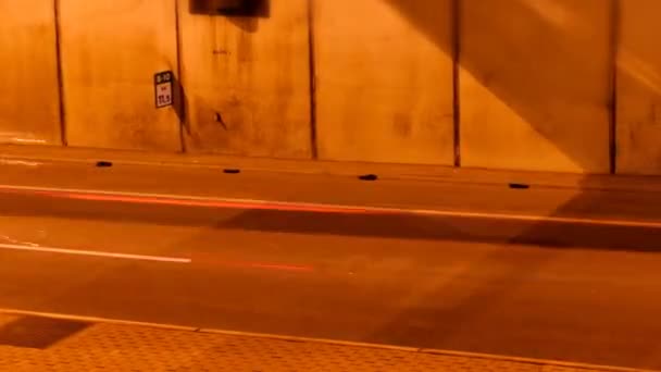 Rush van nacht tijd verkeer op snelweg in timelapse scène — Stockvideo