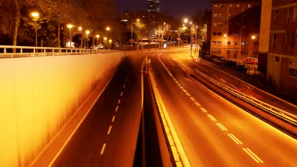 Corrida de tráfego noturno na auto-estrada em cena timelapse — Vídeo de Stock