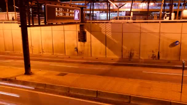 Corrida de tráfego noturno na auto-estrada em cena timelapse — Vídeo de Stock