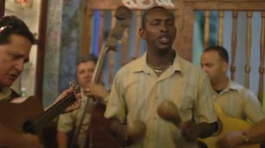 Küba band Eko caribe Havana'da sahne filme.
