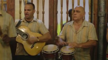 Küba band Eko caribe Havana'da sahne filme.