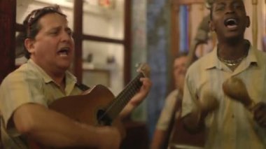 Küba band Eko caribe Havana'da sahne filme.