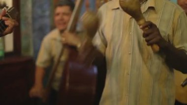 Küba band Eko caribe Havana'da sahne filme.