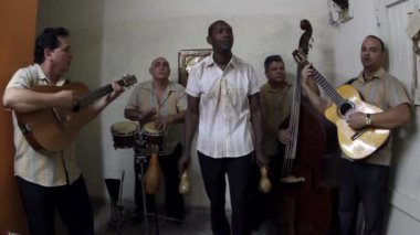 Küba band Eko caribe Havana'da sahne filme.