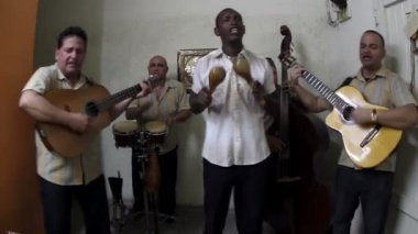 Küba band Eko caribe Havana'da sahne filme.