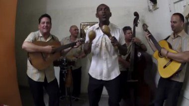 Küba band Eko caribe Havana'da sahne filme.