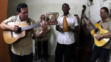 Küba band Eko caribe Havana'da sahne filme.