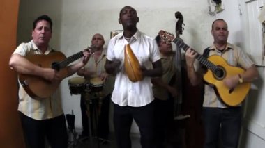 Küba band Eko caribe Havana'da sahne filme.