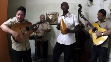 Küba band Eko caribe Havana'da sahne filme.
