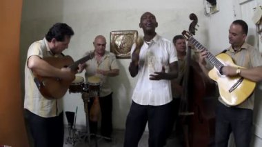 Küba band Eko caribe Havana'da sahne filme.