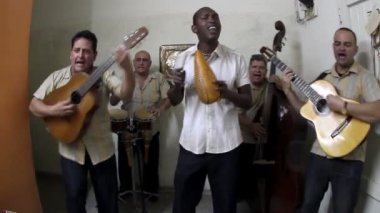 Küba band Eko caribe Havana'da sahne filme.