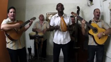Küba band Eko caribe Havana'da sahne filme.