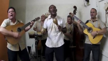 Küba band Eko caribe Havana'da sahne filme.