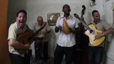 Küba band Eko caribe Havana'da sahne filme.