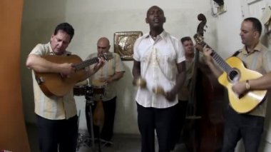 Küba band Eko caribe Havana'da sahne filme.