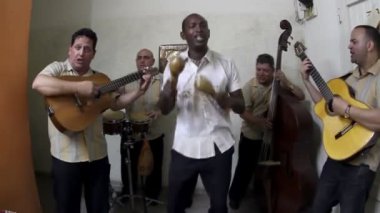 Küba band Eko caribe Havana'da sahne filme.