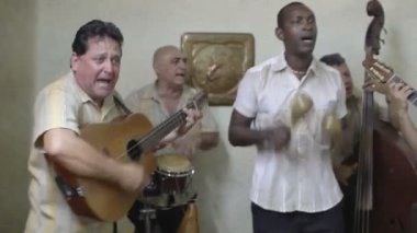 Küba band Eko caribe Havana'da sahne filme.