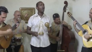 Küba band Eko caribe Havana'da sahne filme.