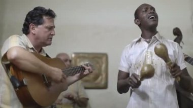 Küba band Eko caribe Havana'da sahne filme.