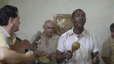 Küba band Eko caribe Havana'da sahne filme.