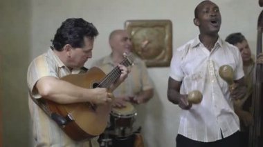 Küba band Eko caribe Havana'da sahne filme.