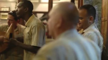 Küba band Eko caribe Havana'da sahne filme.